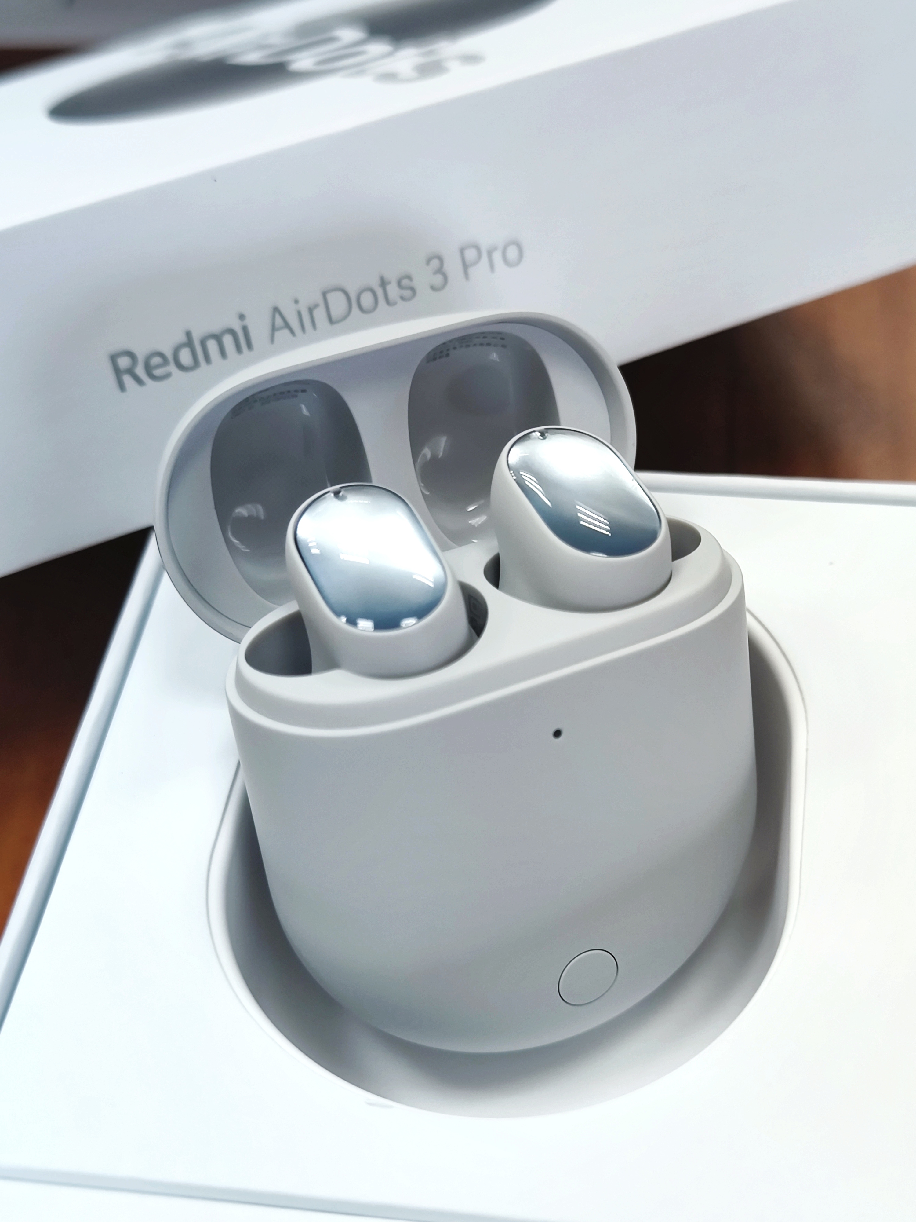 耳机造型上还是延续了airdots的经典造型,redmi做出了