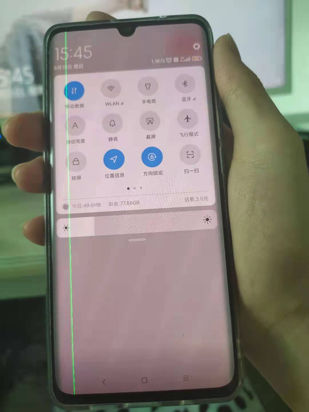 手机屏幕好端端的出现了一条绿线没有摔也没有碰过水