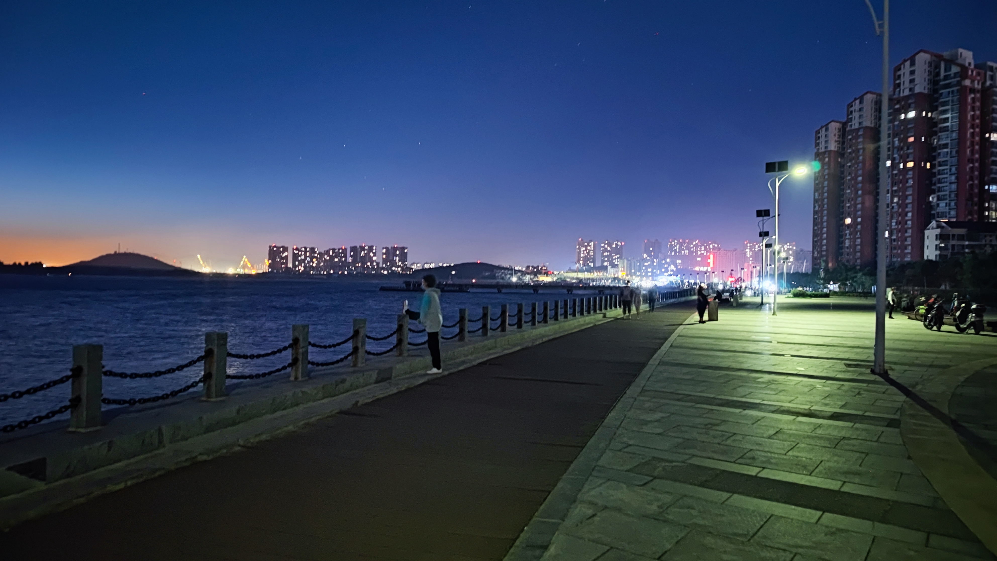 大连旅顺海边夜景