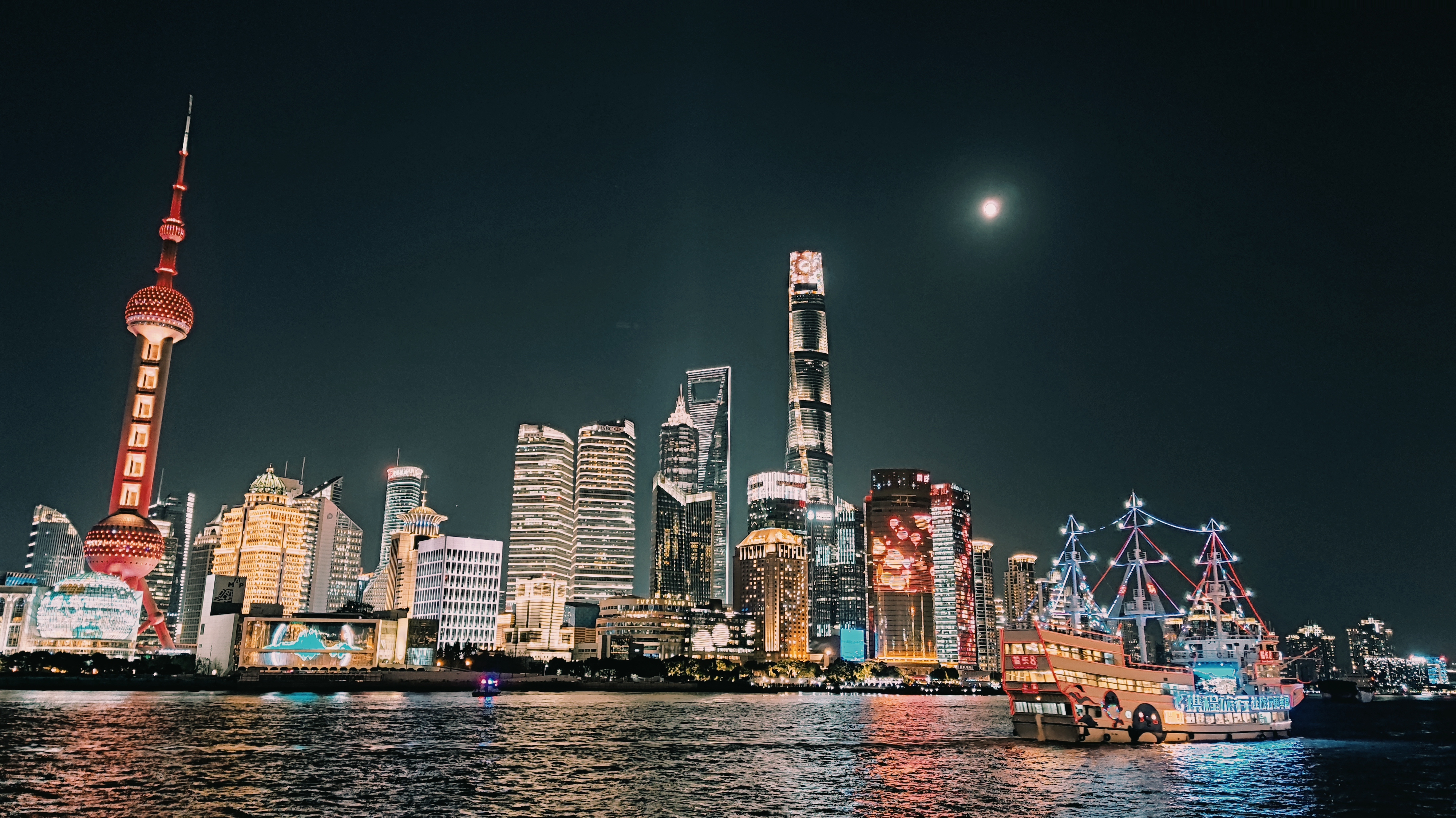 十一前夕上海滩夜景 - 武警人链式红绿灯