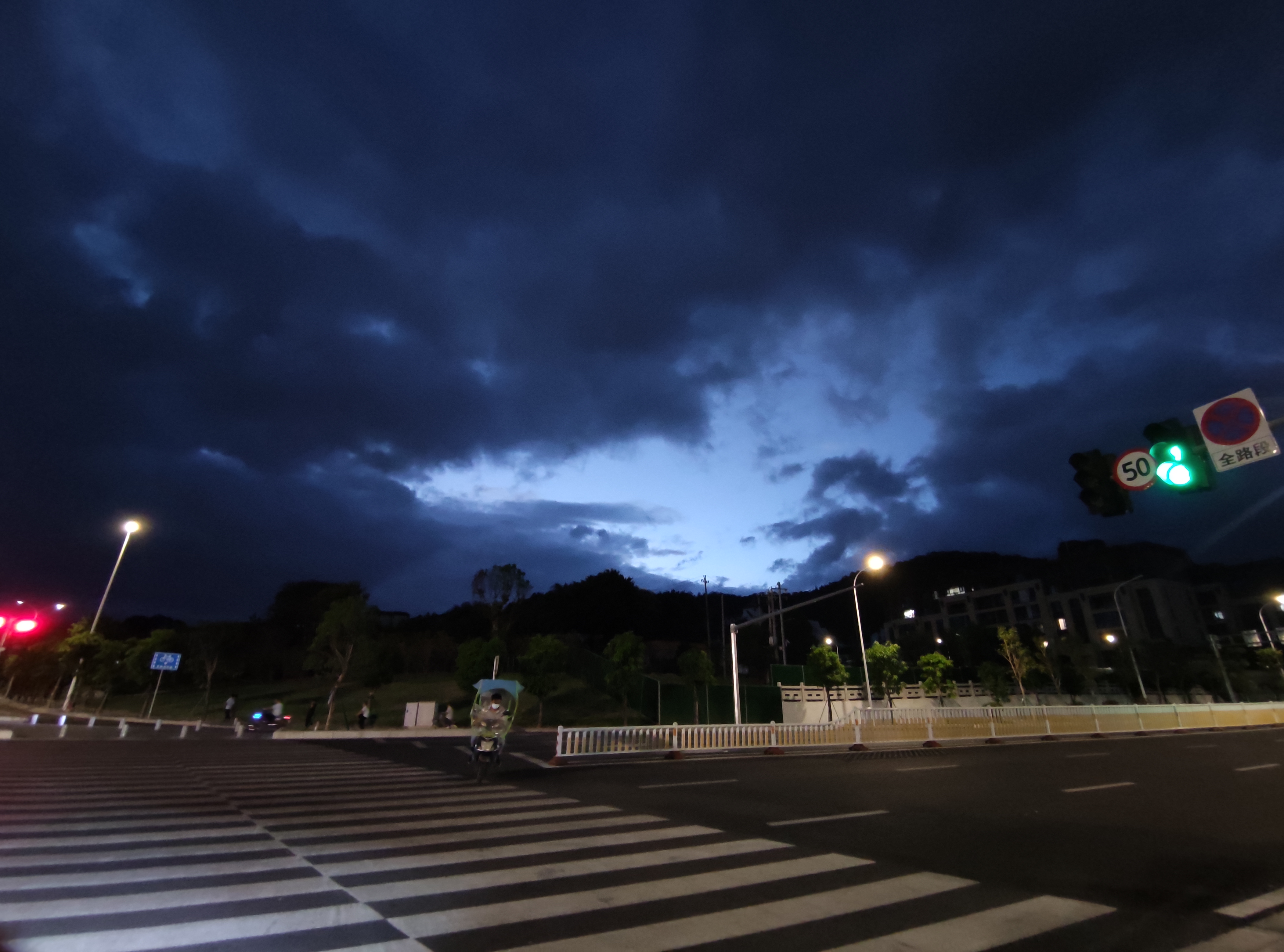 夜晚的天空真正的颜色图片