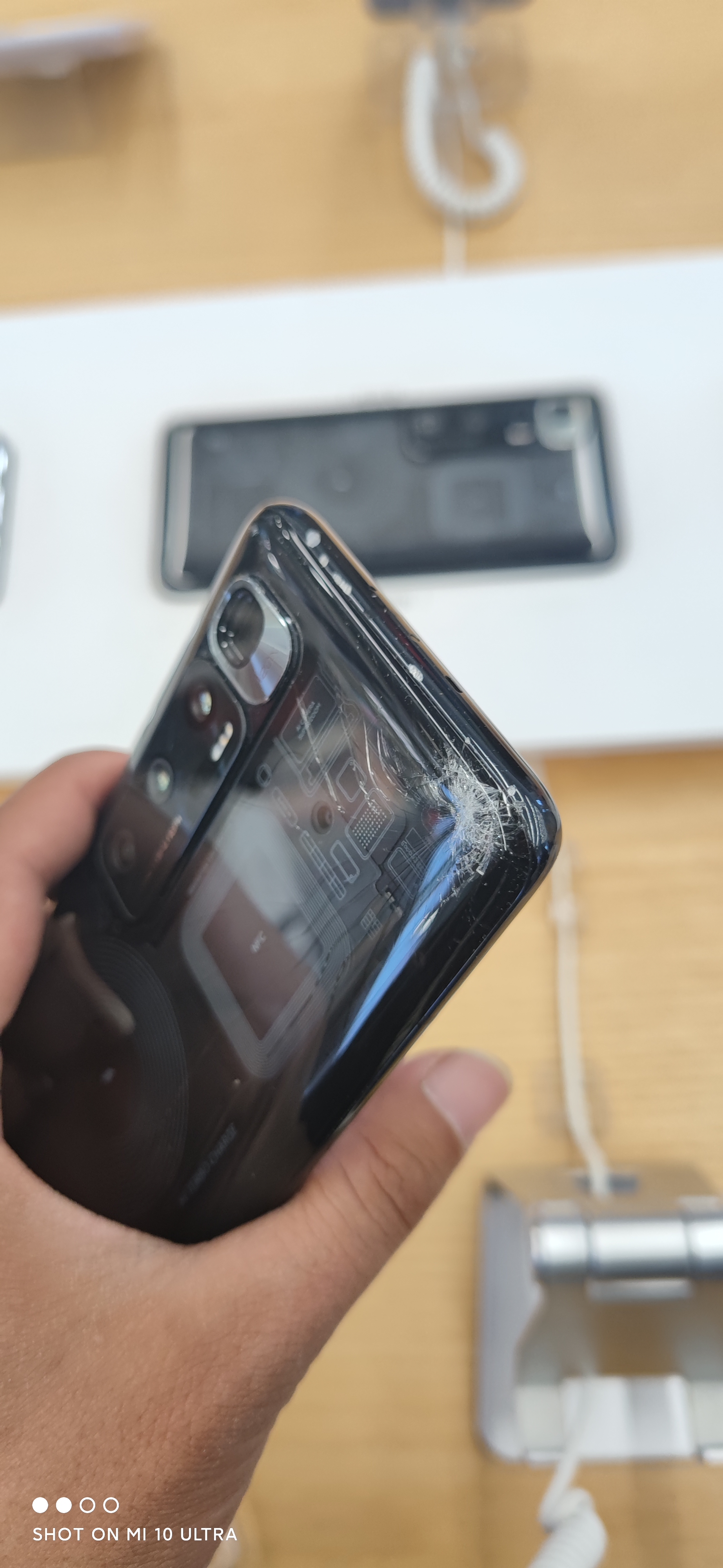 小米十至尊冰纹限定版南宁居然不支持修透明版明天贴个彩膜将就一下吧