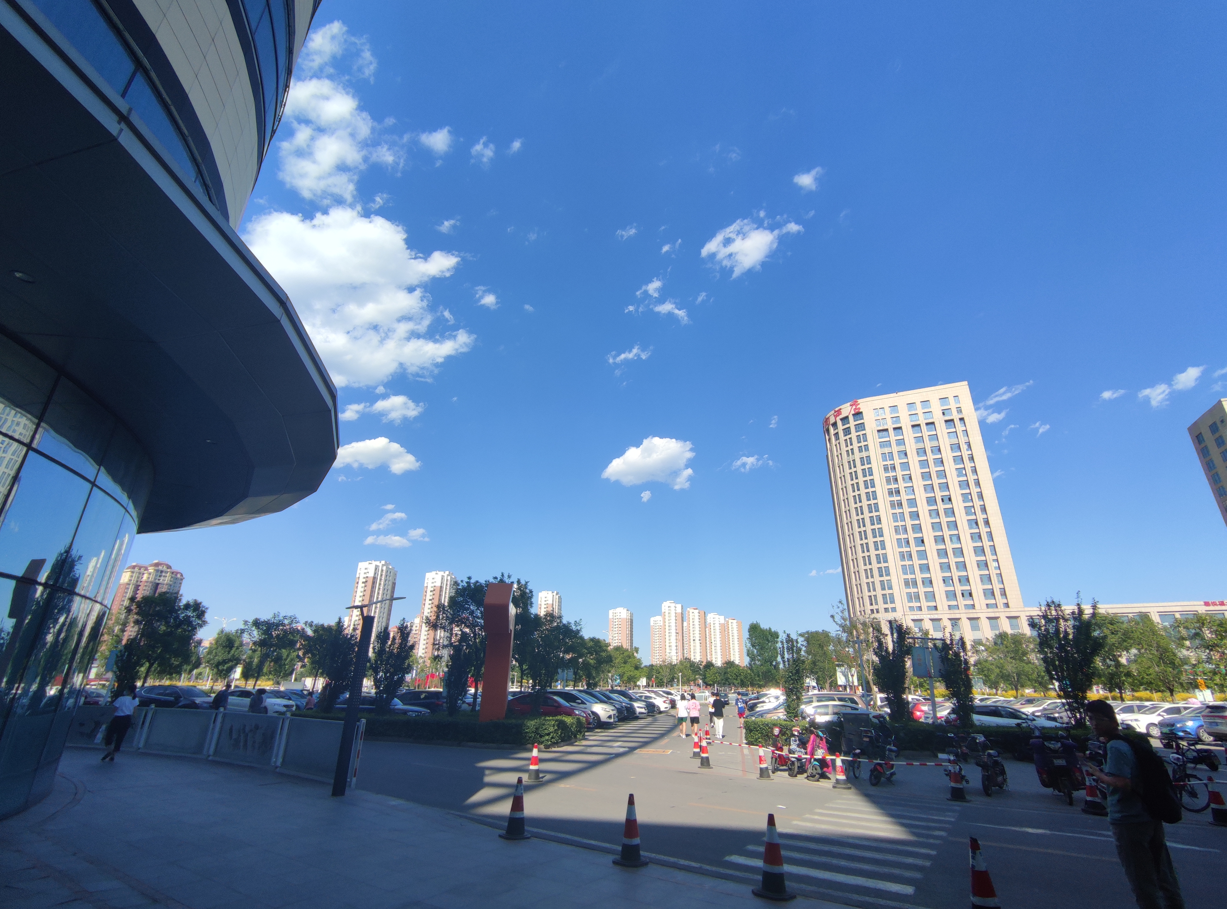 第一张是小米10s超广角后面两张是荣耀9x不得不说小米10s拍照还是很能