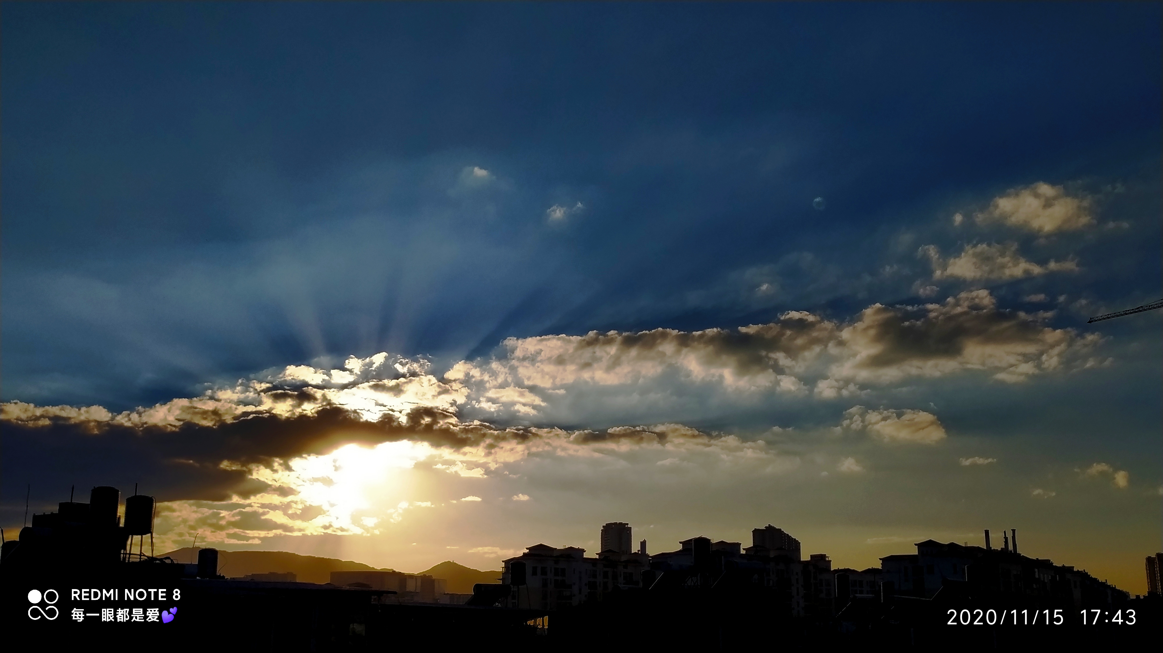 昨天下午浇花时拍的太阳快要落山了