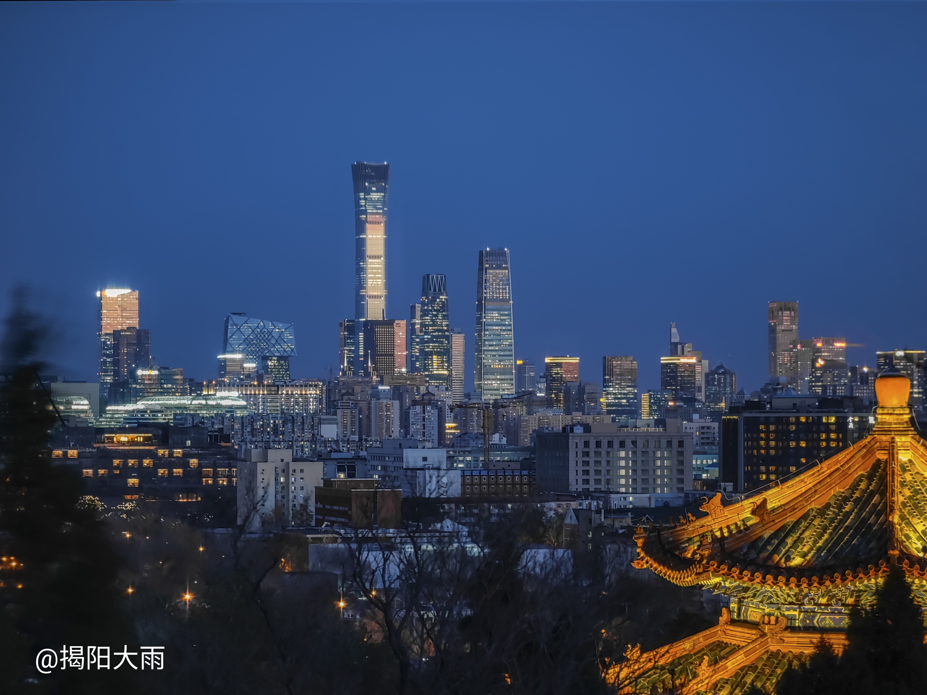 手机镜头下的北京国贸站在景山公园万春亭前用小米10至尊纪念版的5倍