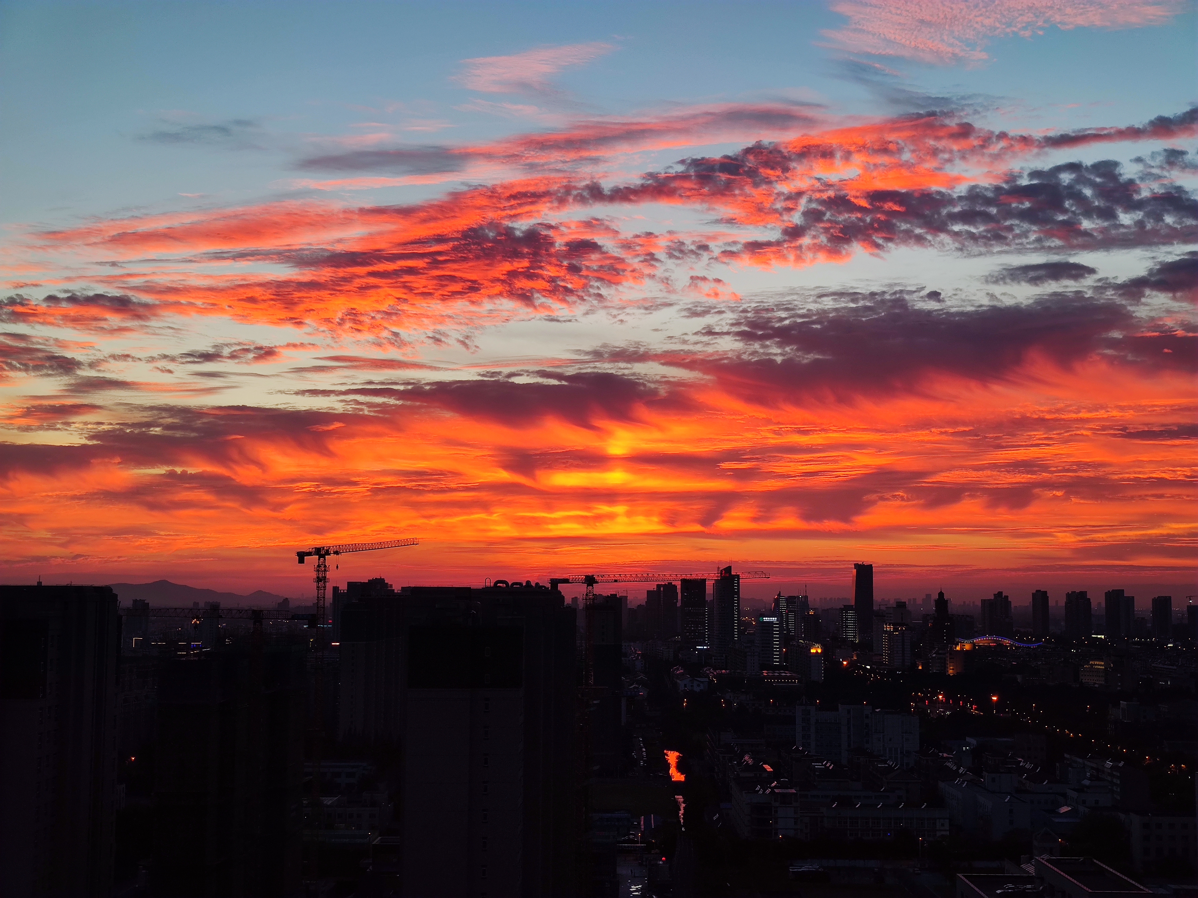 朝霞不出门晚霞行千里