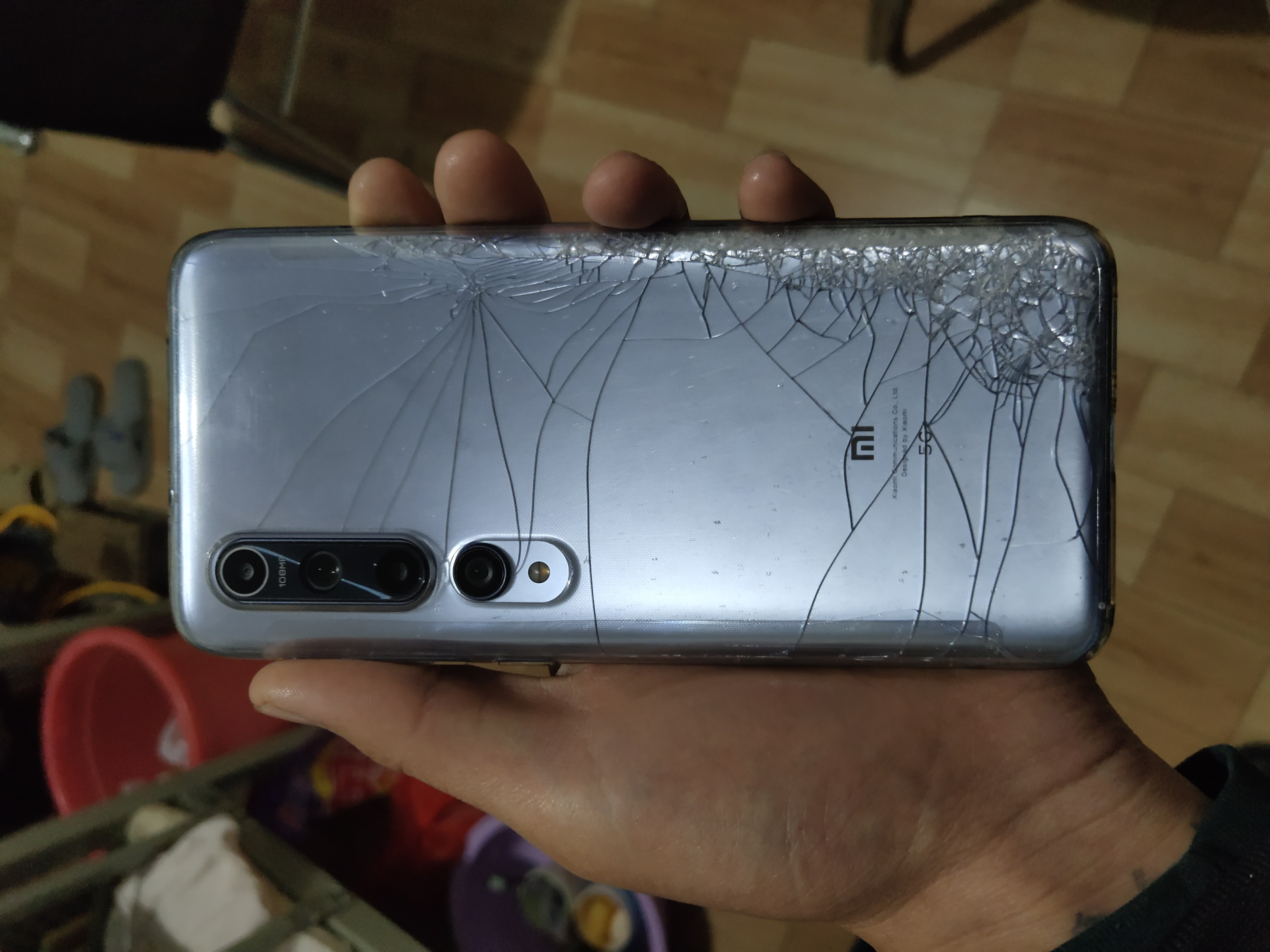 小米永远的神在巨大的压力下后盖碎了屏幕完好无损