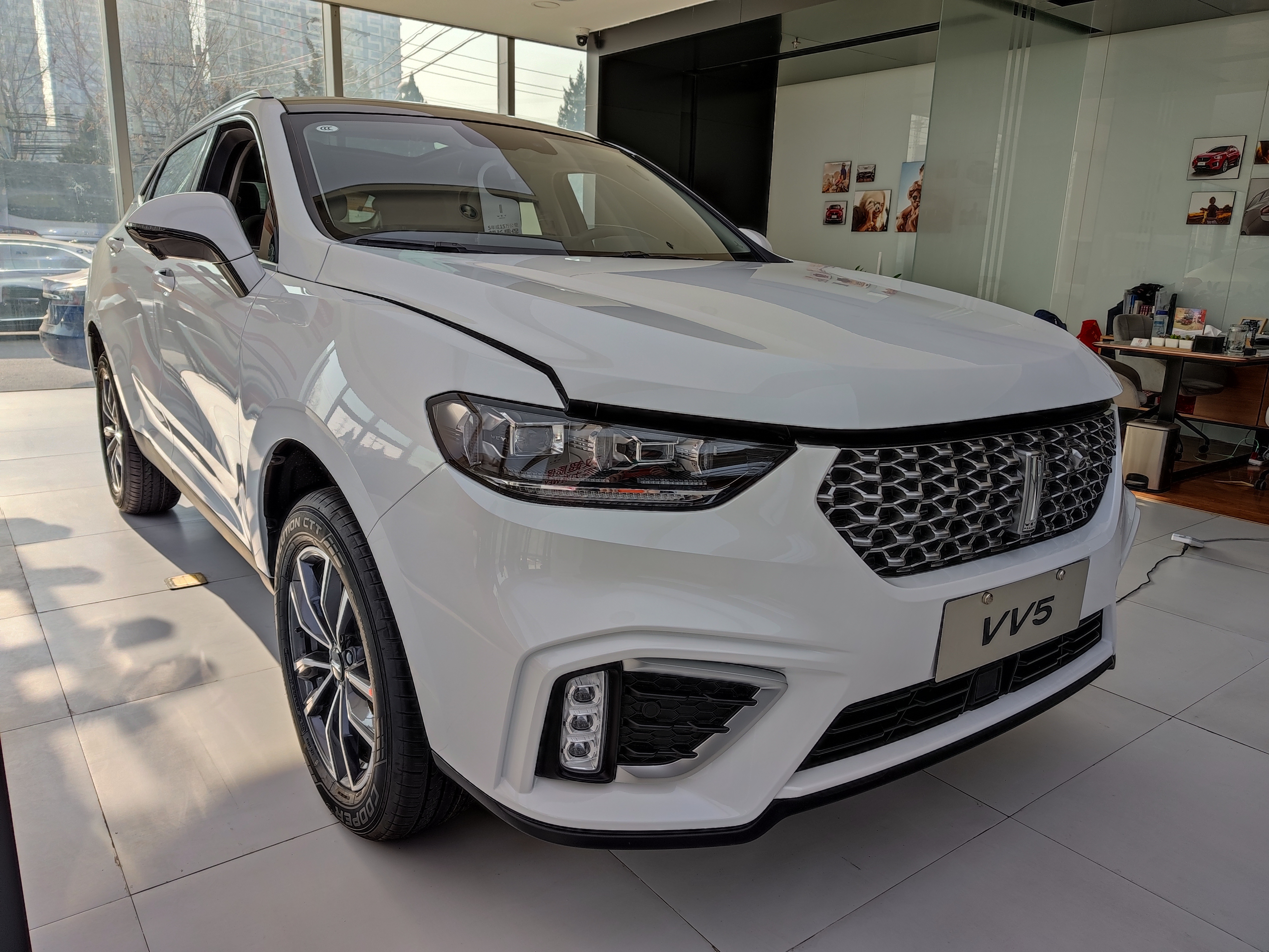 外观上看21款wey vv5轿车长,宽,高约为4.5米*1.85米*1.