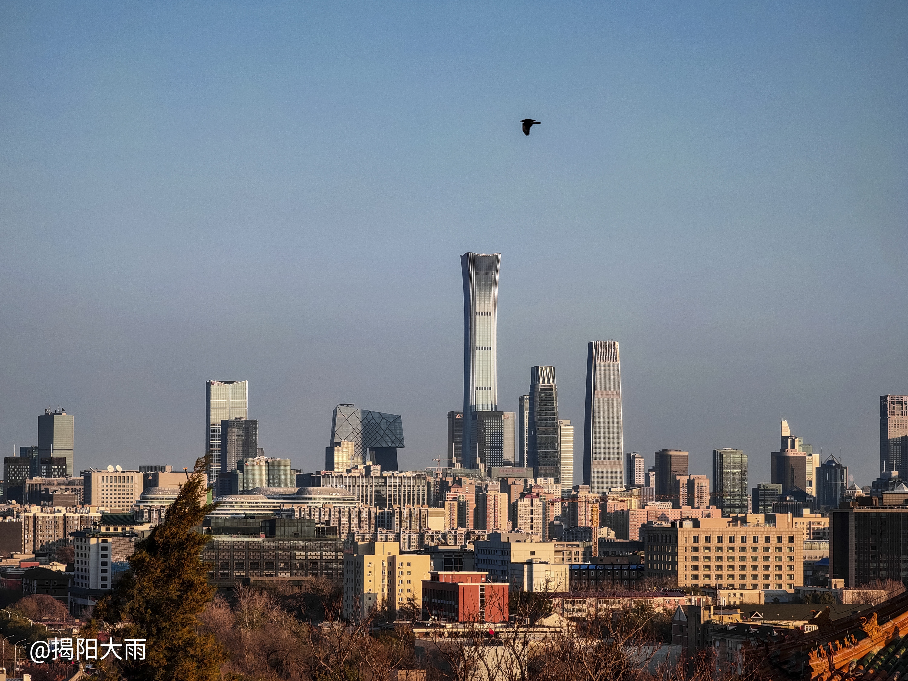 手机镜头下的北京国贸站在景山公园万春亭前用小米10至尊纪念版的5倍