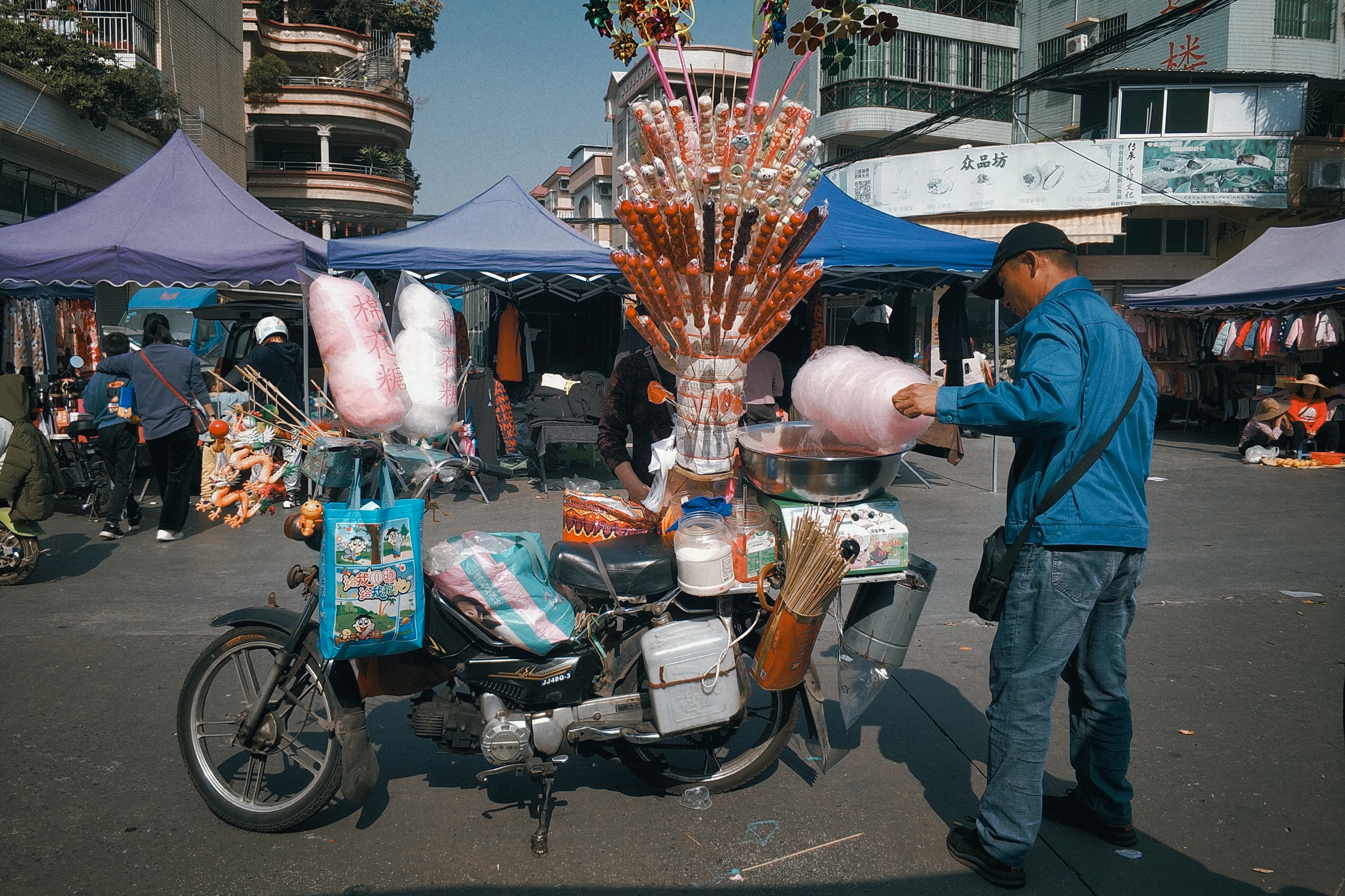 我国南方地区,人们把按农历约定俗成的集市交易日称为"圩日",人们到