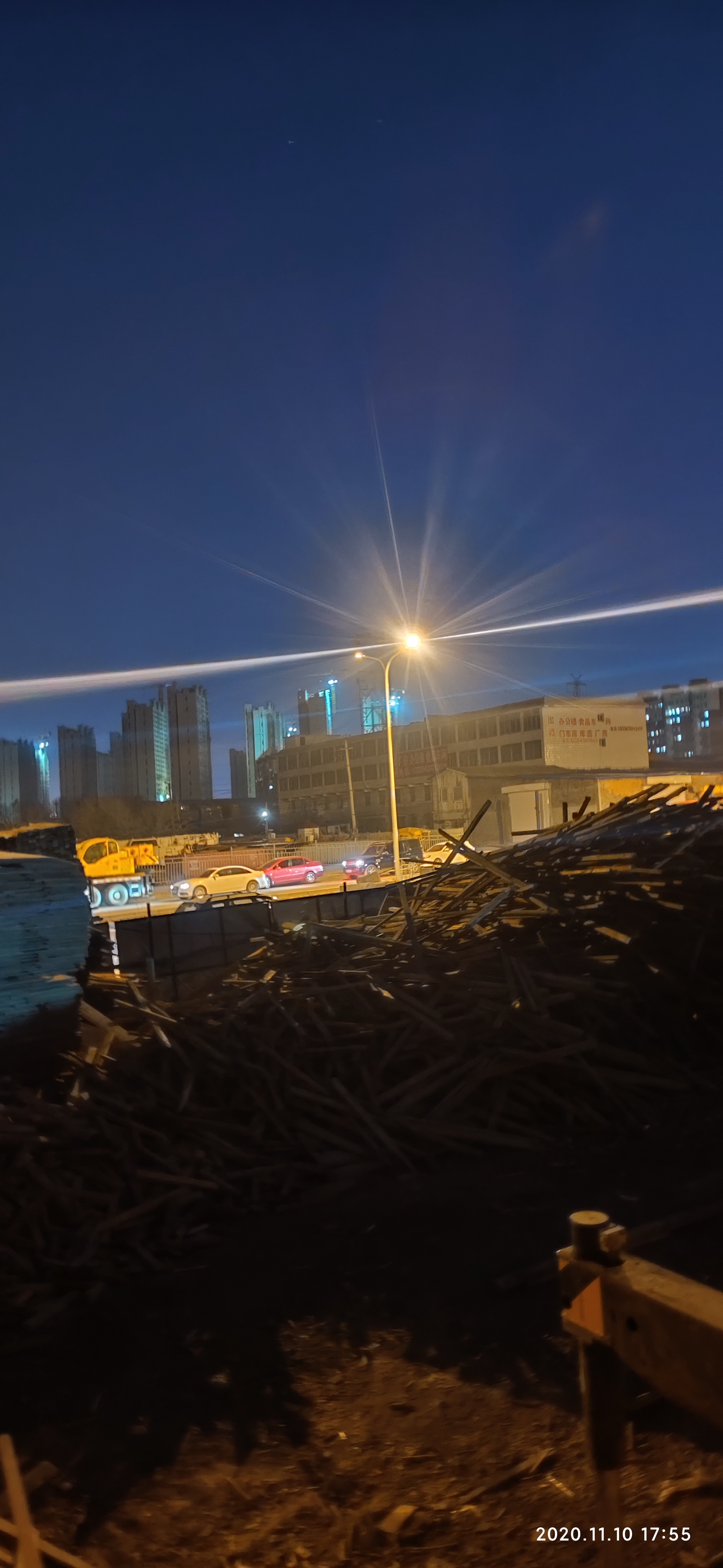 谁知道这是怎么回事路灯光晕以前没有这种情况