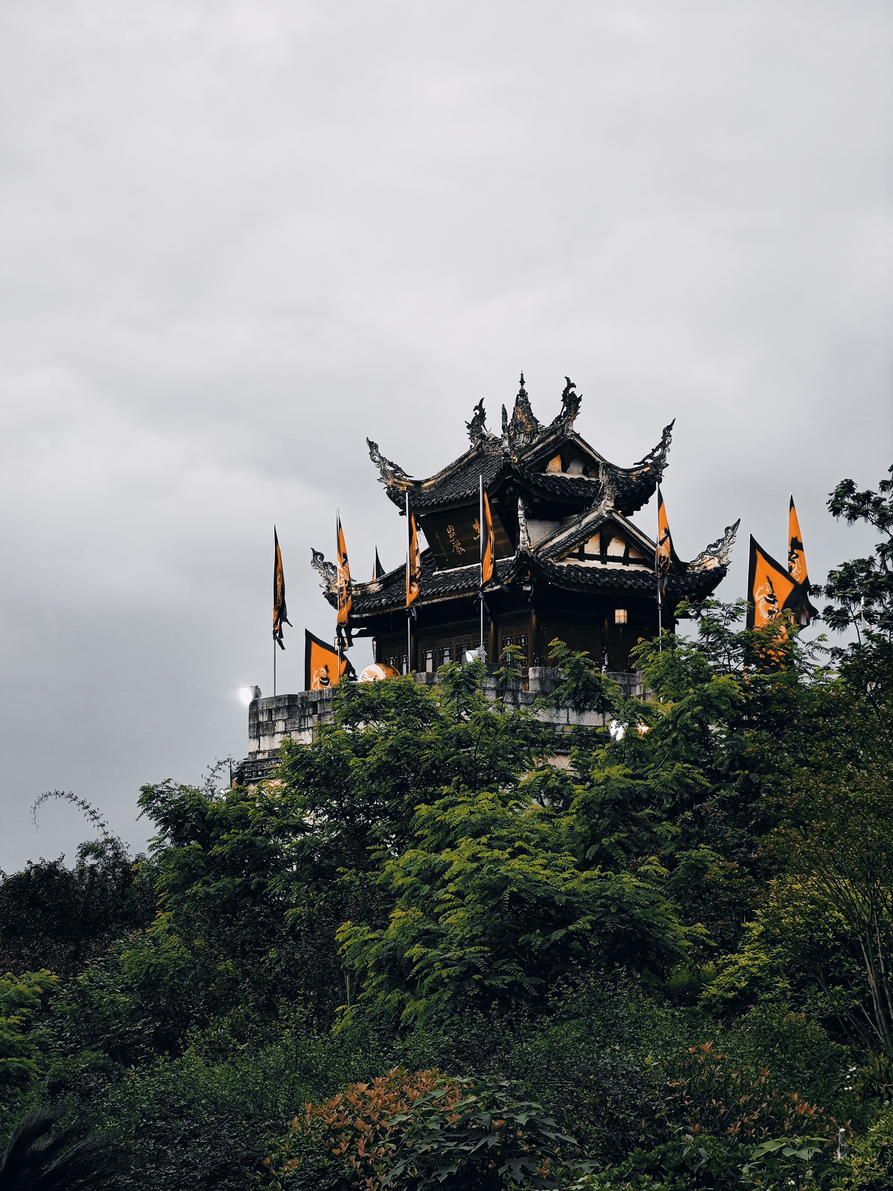 即将进入夜幕的青岩古镇北门城楼