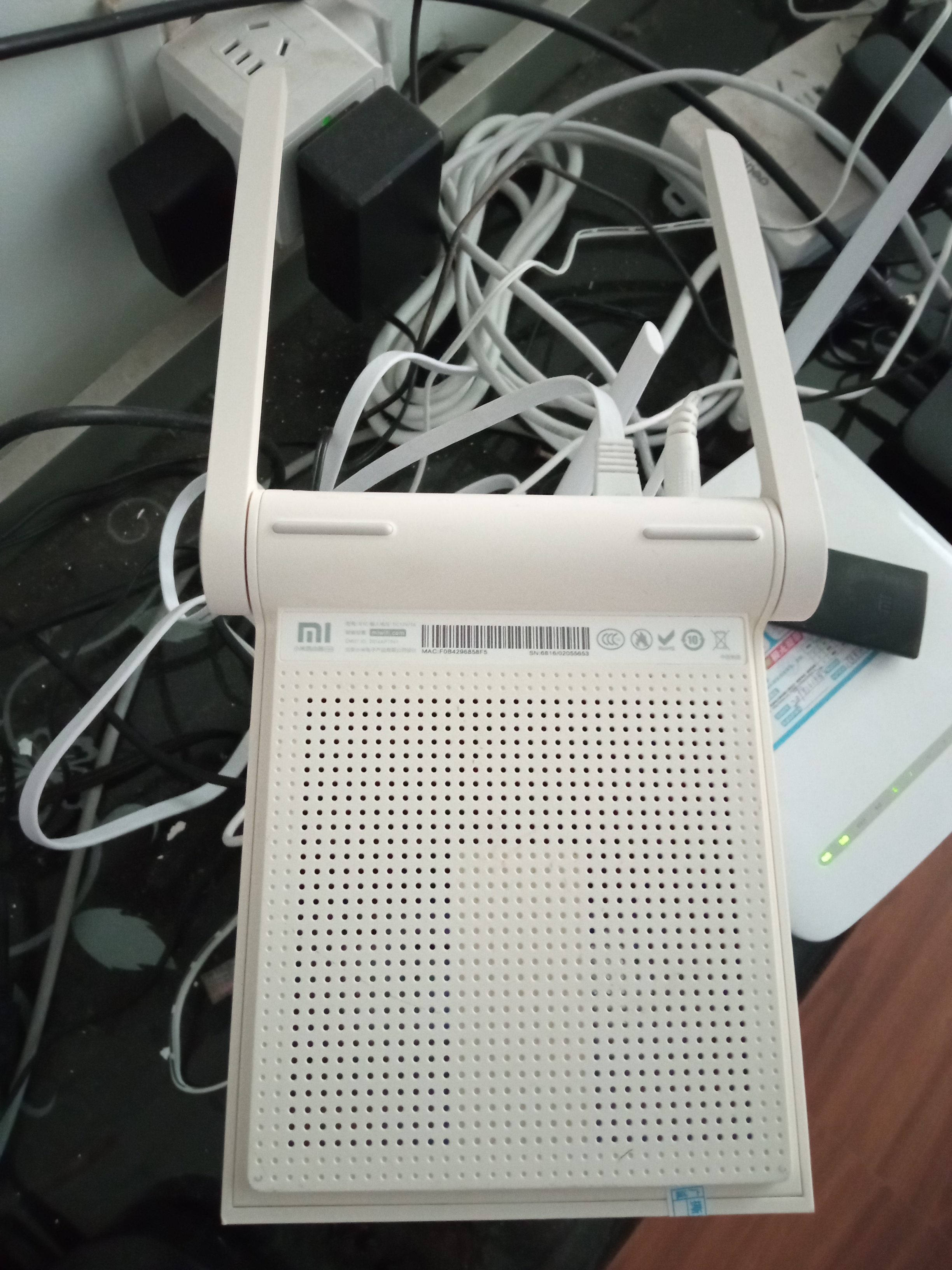 今天不经意间翻出一个小米路由器1代居然还能用这质量真厉害估计是一