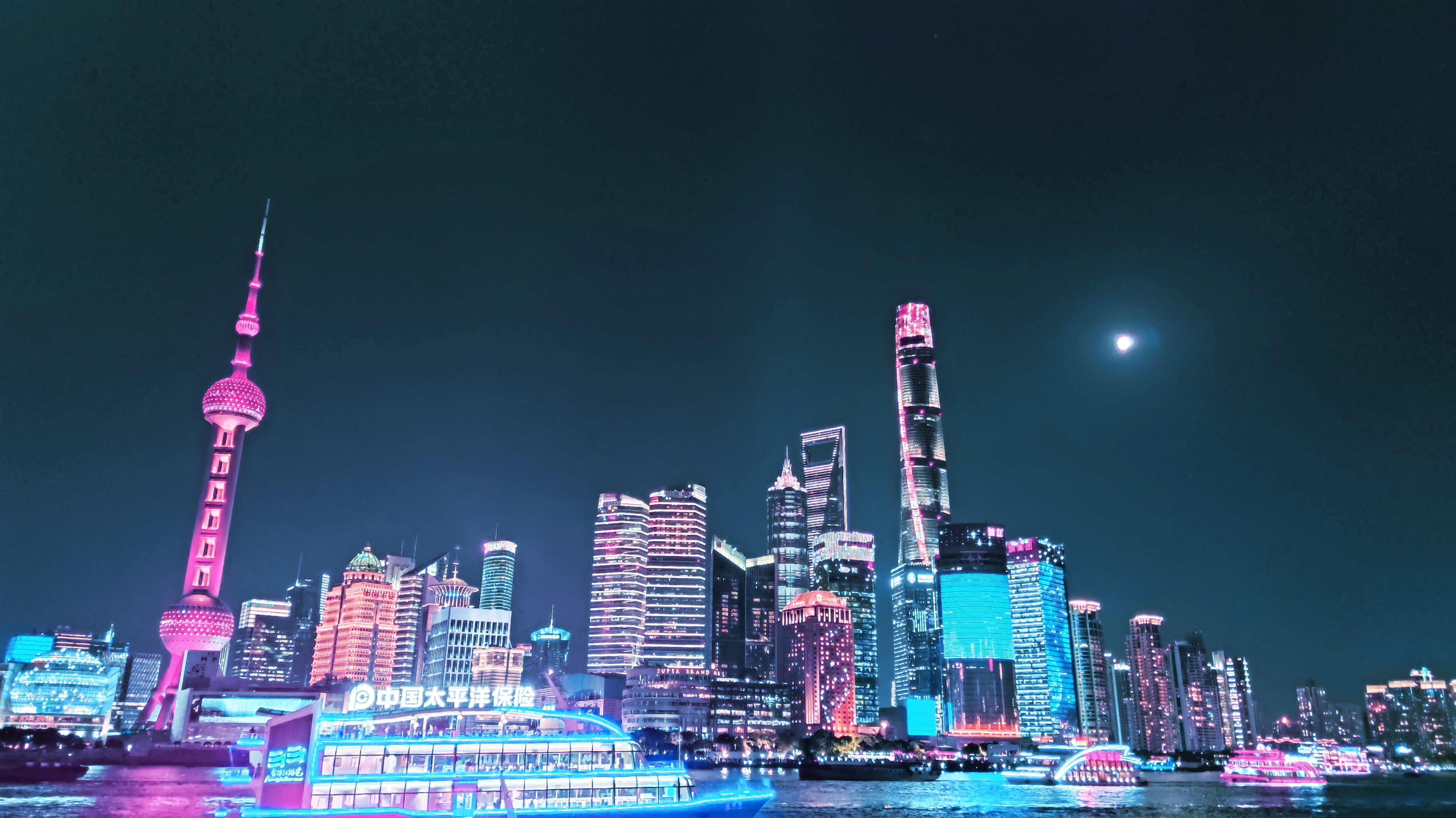 十一前夕上海滩夜景 - 武警人链式红绿灯