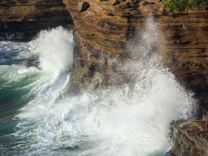 海浪与山石相撞时激起了层层浪花在小米10至尊纪念版5倍变焦的镜头下