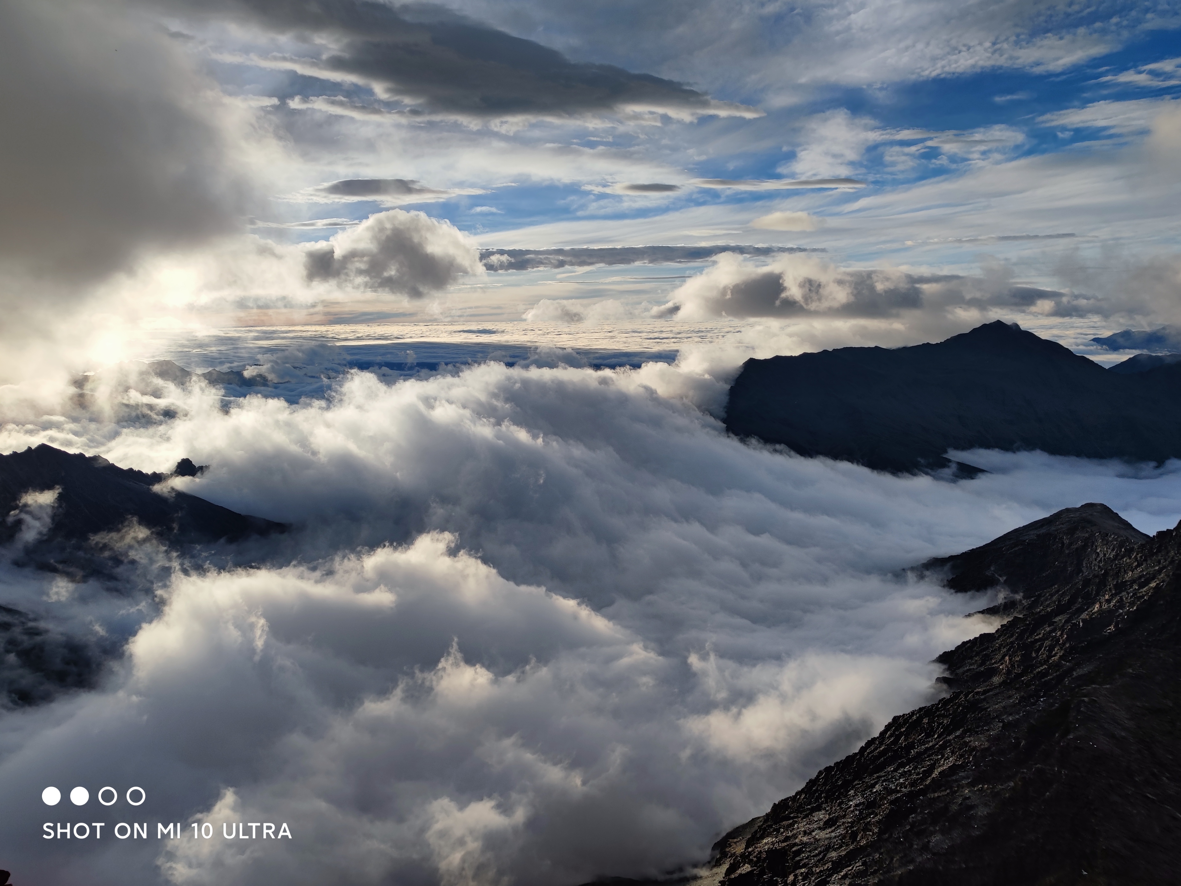今年9月登顶四川阿坝自治州四姑娘山三峰海拔5355m途中用小米手机拍的