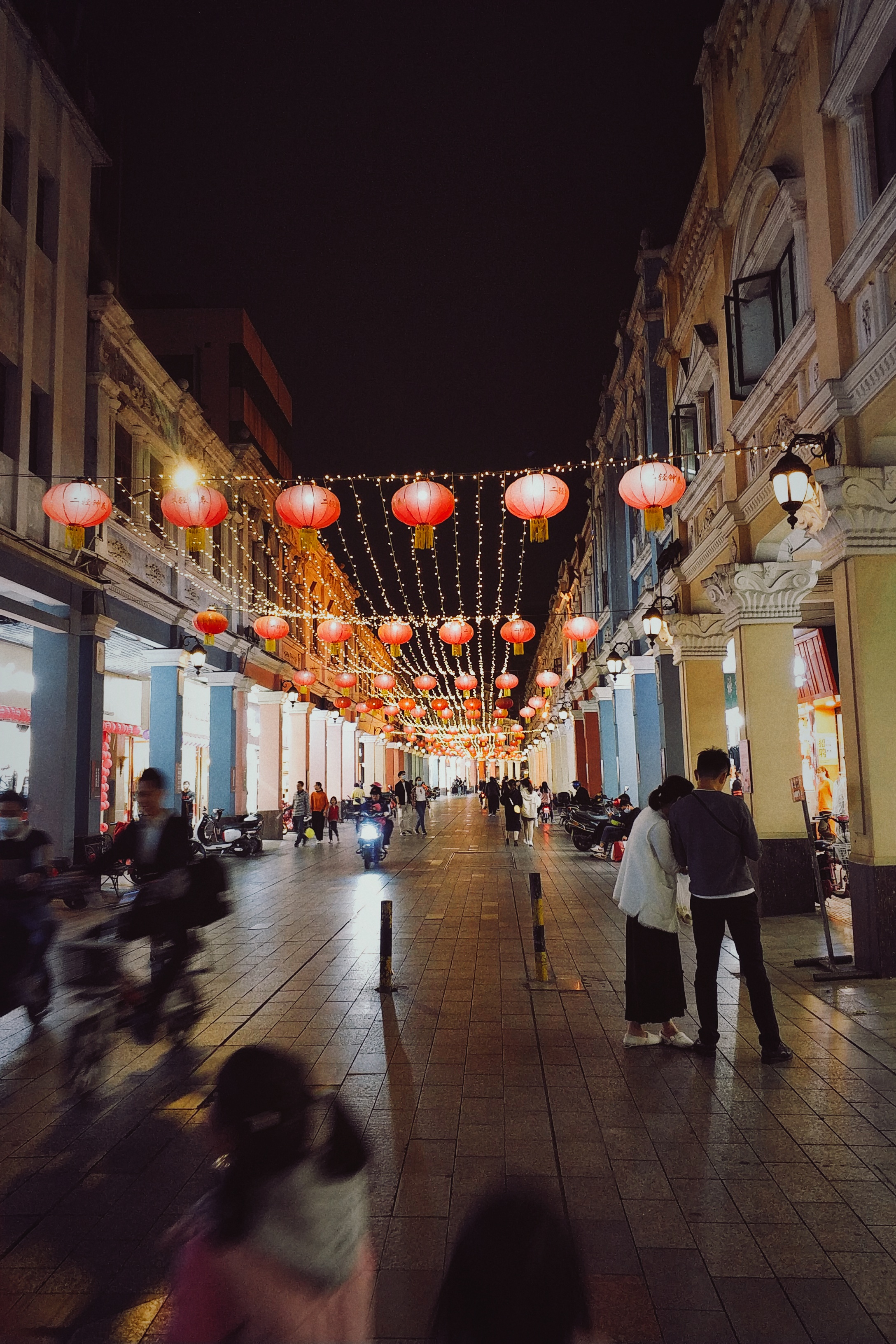 双十二的夜晚我来到顺德华盖路步行街